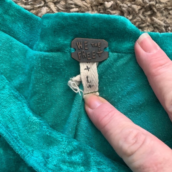 We the free sweatshirt large - Picture 2 of 3